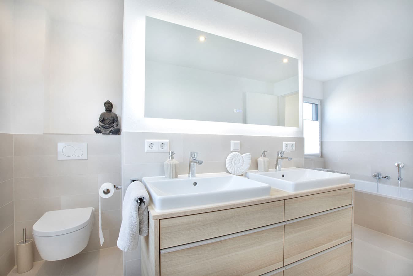 Modernes-effizienzhaus-mit-flachdach-badezimmer-waschbecken-fertighaus-toilette