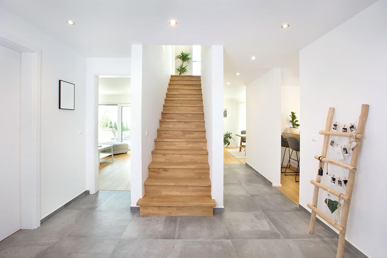 Modernes-effizienzhaus-mit-flachdach-geradlaeufige-treppe-flur-fertighaus-2