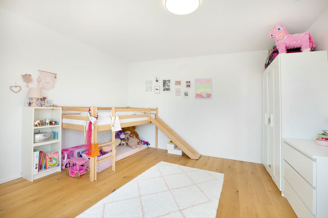 Modernes-effizienzhaus-mit-flachdach-kinderzimmer-hochbett-rutsche-fertighaus