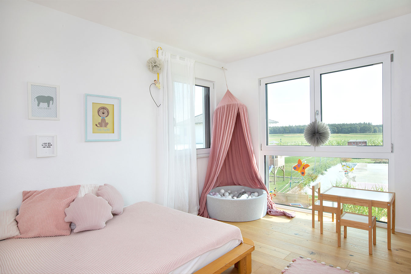Modernes-effizienzhaus-mit-flachdach-schlafzimmer-baellebad-fertighaus
