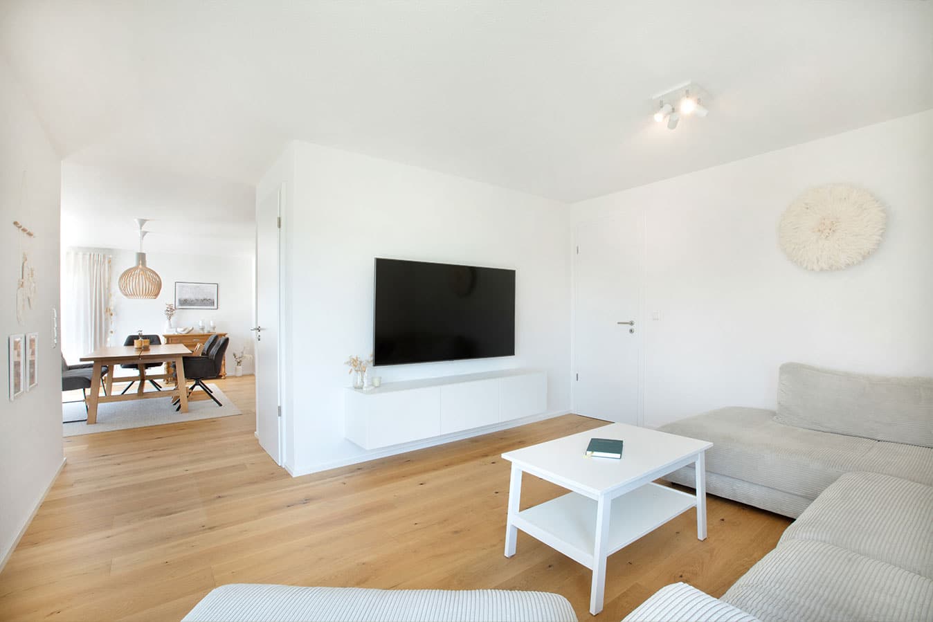 Modernes-effizienzhaus-mit-flachdach-sofa-wohnzimmer-fertighaus
