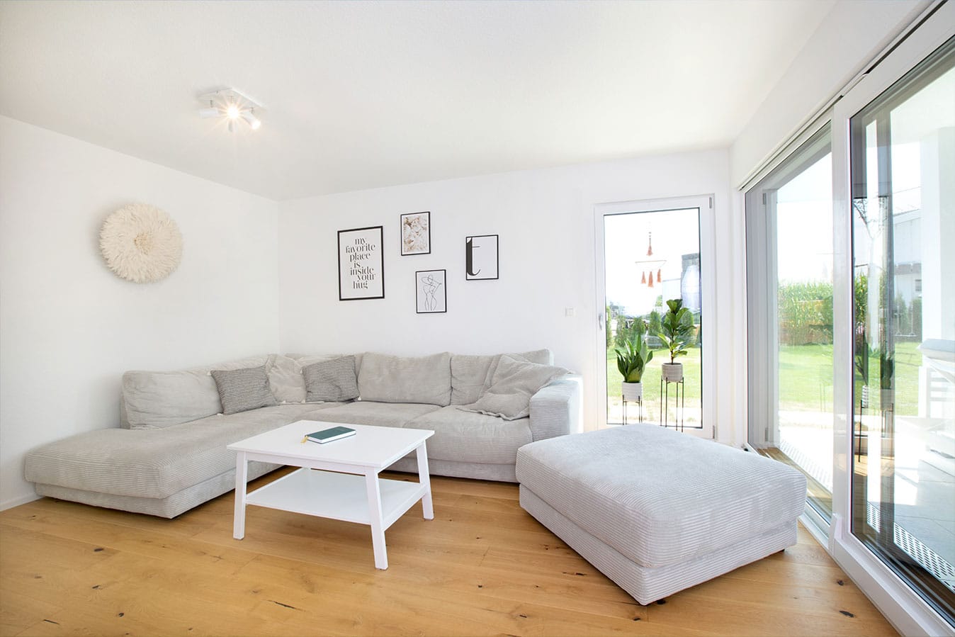 Modernes-effizienzhaus-mit-flachdach-sofa-wohnzimmer-terrasse-fertighaus