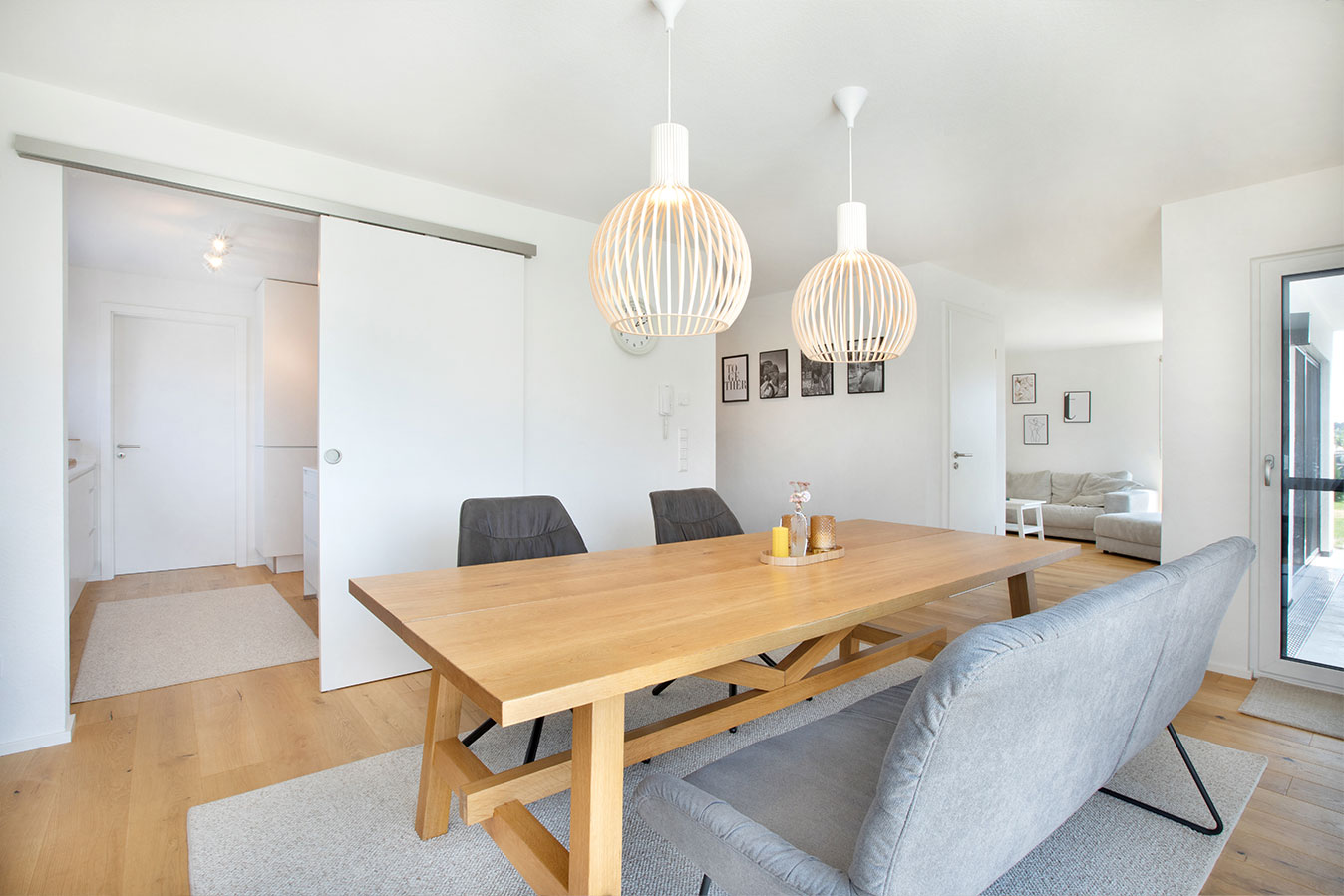 Modernes-effizienzhaus-mit-flachdach-wohnzimmer-esstisch-abtrennbare-kueche-fertighaus