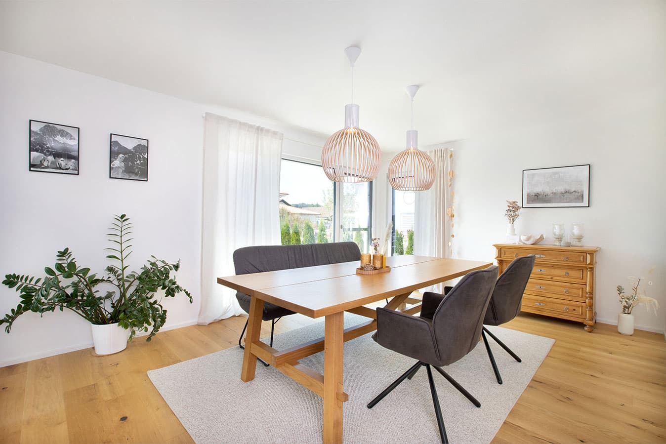 Modernes-effizienzhaus-mit-flachdach-wohnzimmer-esstisch-essen-fertighaus