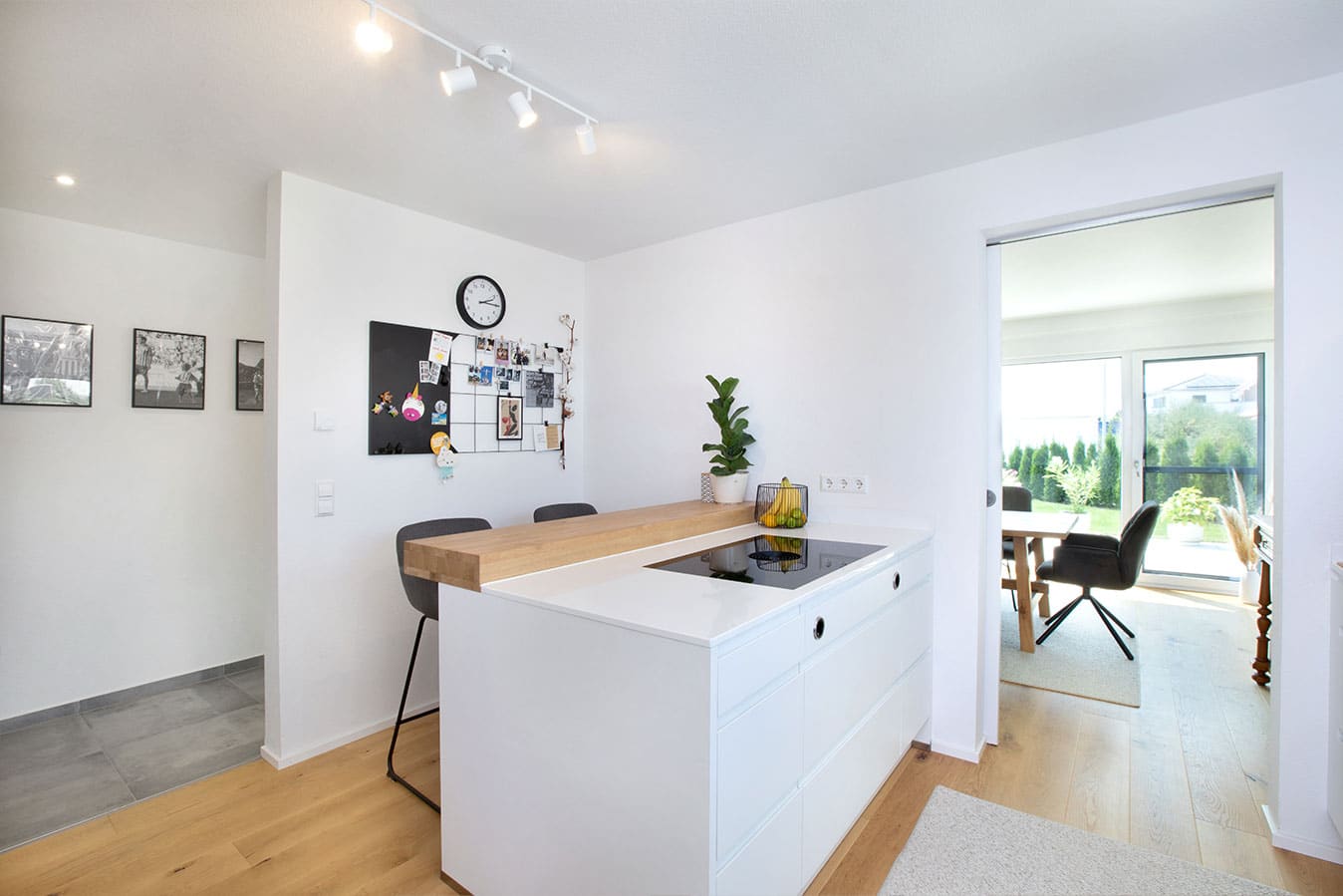 Modernes-effizienzhaus-mit-flachdach-wohnzimmer-kochen-barhocker-fertighaus
