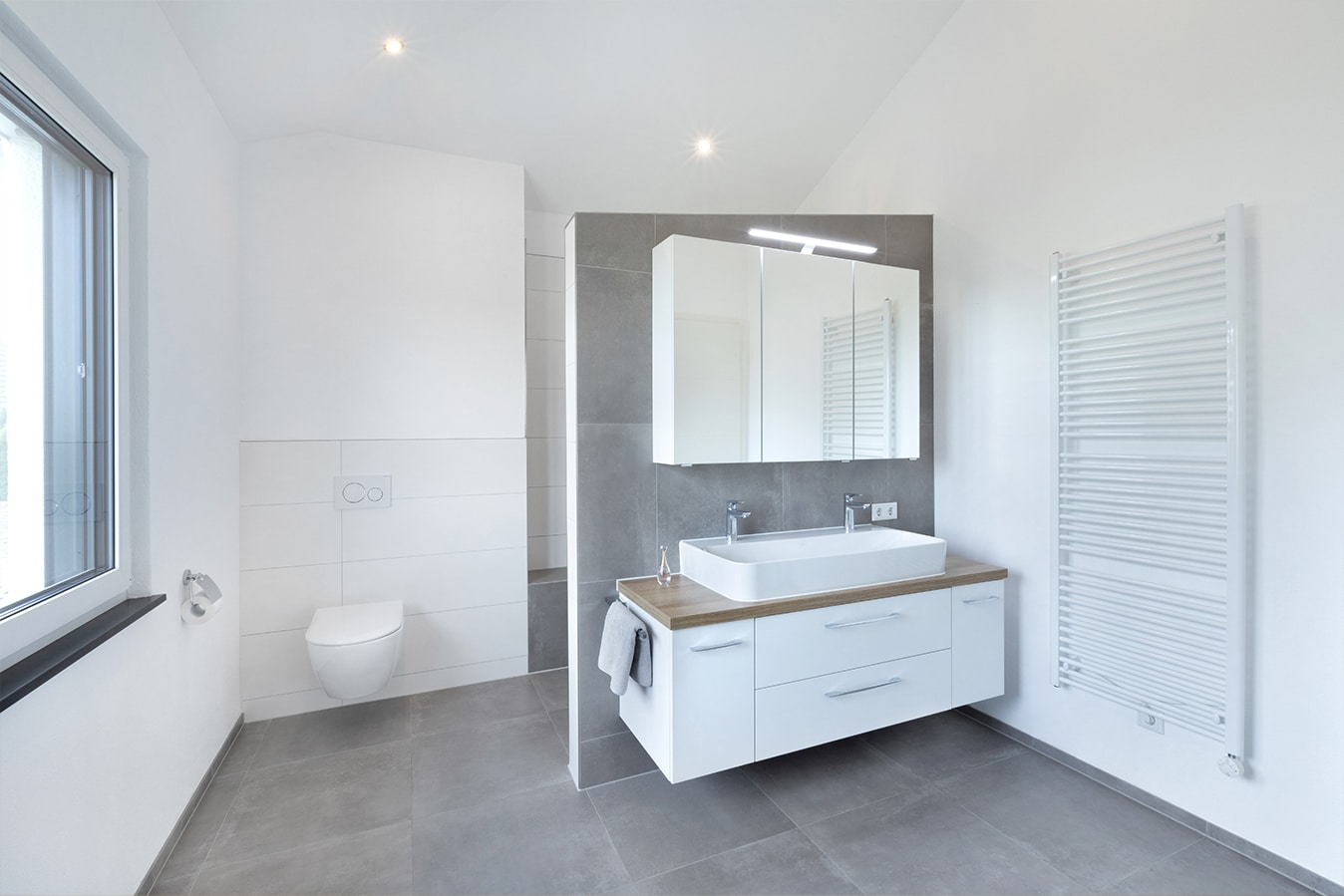 Moderne-Stadtvilla-mit-Walmdach-badezimmer-toilette-waschbecken