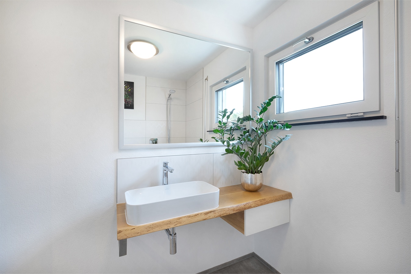 Moderne-Stadtvilla-mit-Walmdach-badezimmer-waschbecken