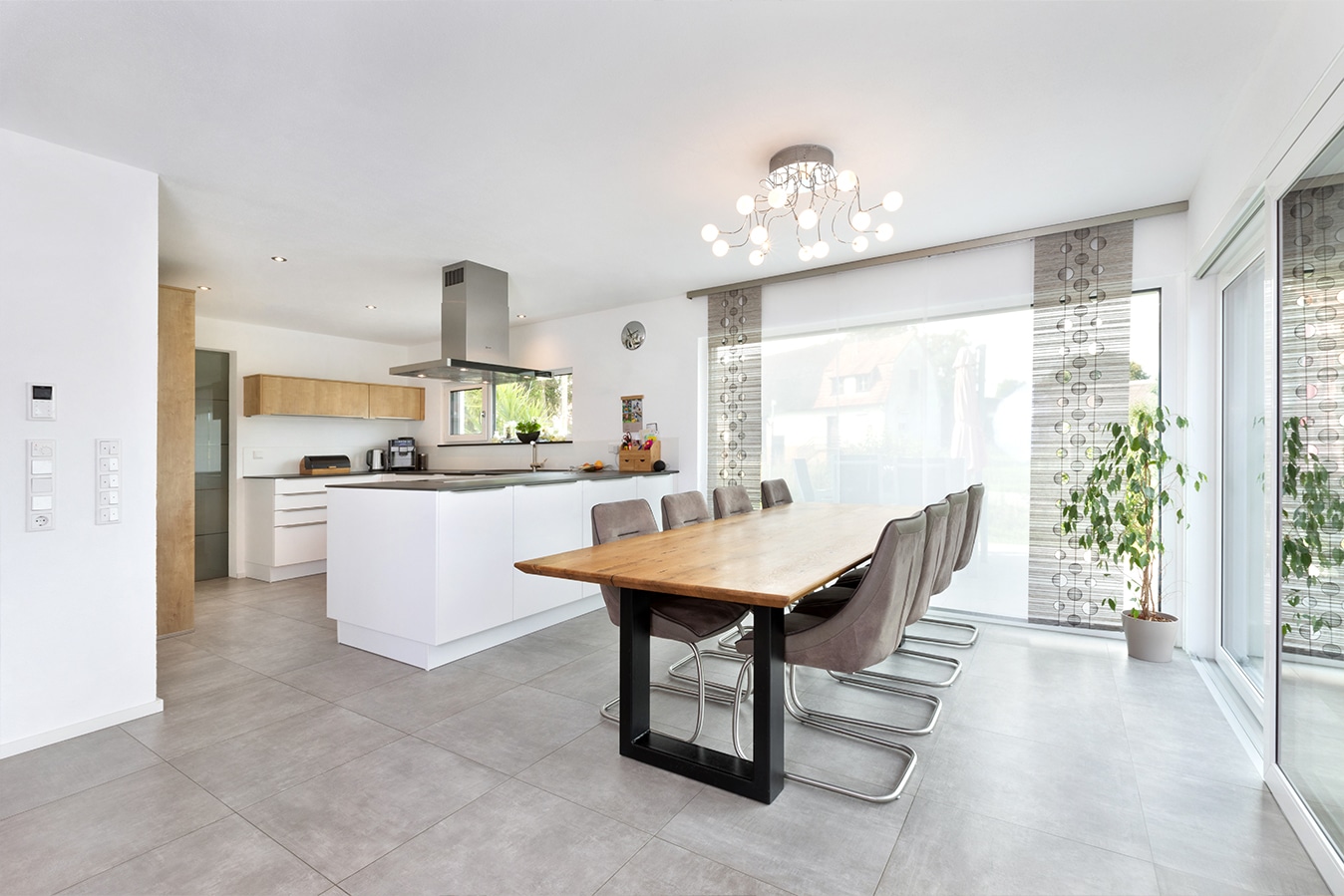 Moderne-Stadtvilla-mit-Walmdach-esszimmer-kueche-