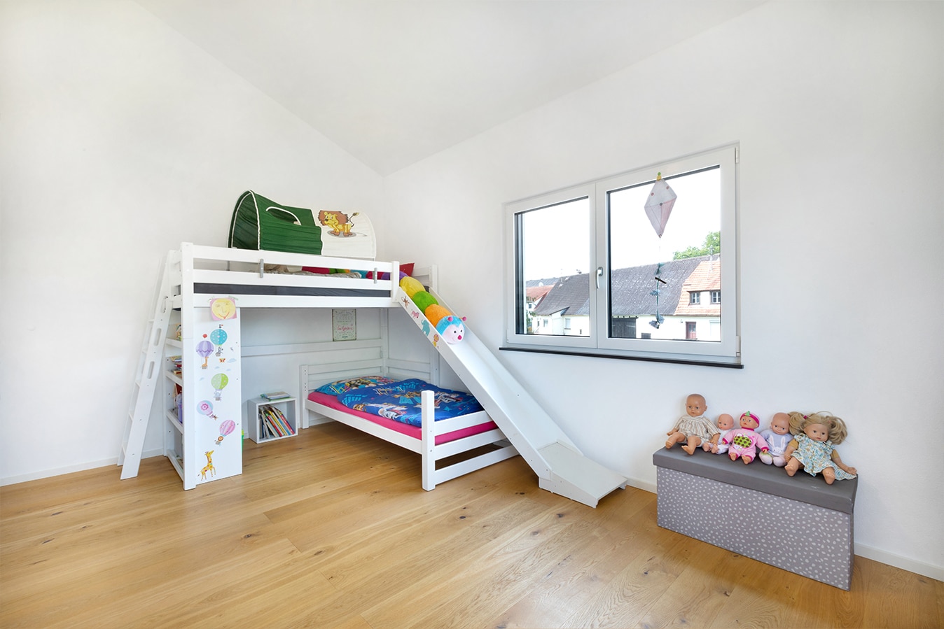 Moderne-Stadtvilla-mit-Walmdach-kinderzimmer-hochbett-rutsche