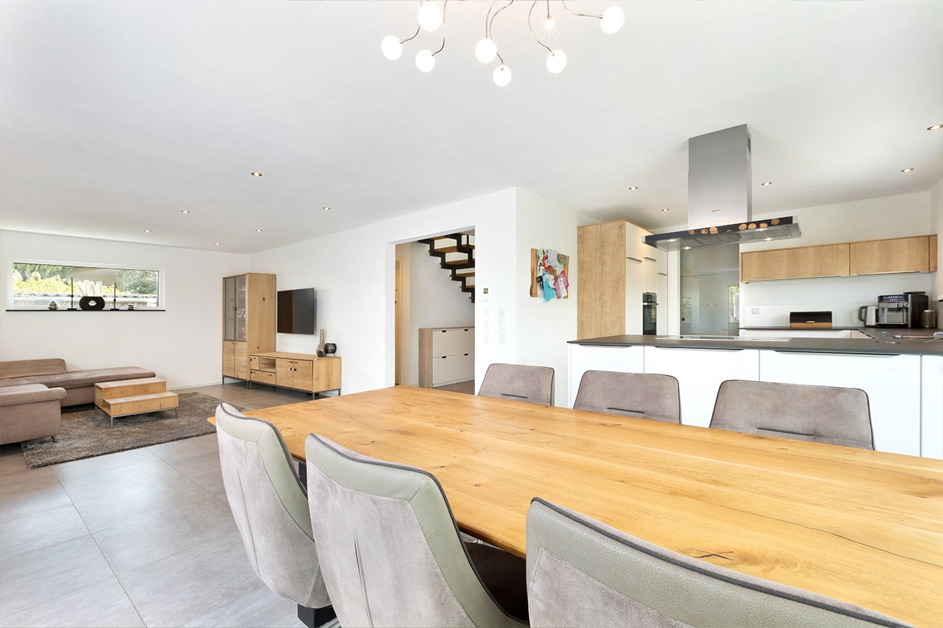 Moderne-Stadtvilla-mit-Walmdach-offener-wohn-ess-bereich