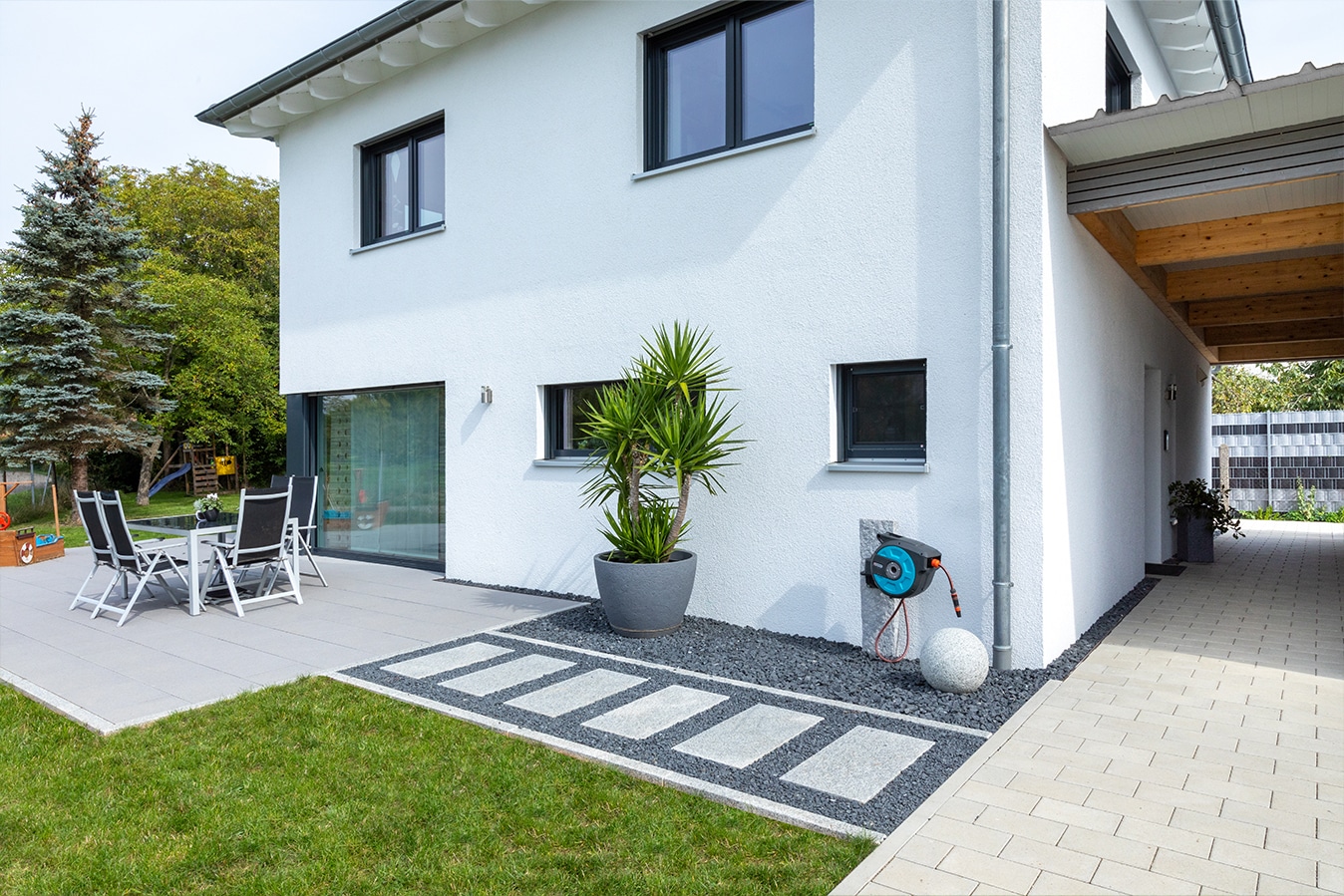 Moderne-Stadtvilla-mit-Walmdach-terrasse-garten-rasen