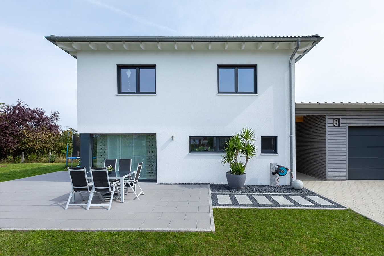 Moderne-Stadtvilla-mit-Walmdach-terrasse-stellplatz-garage