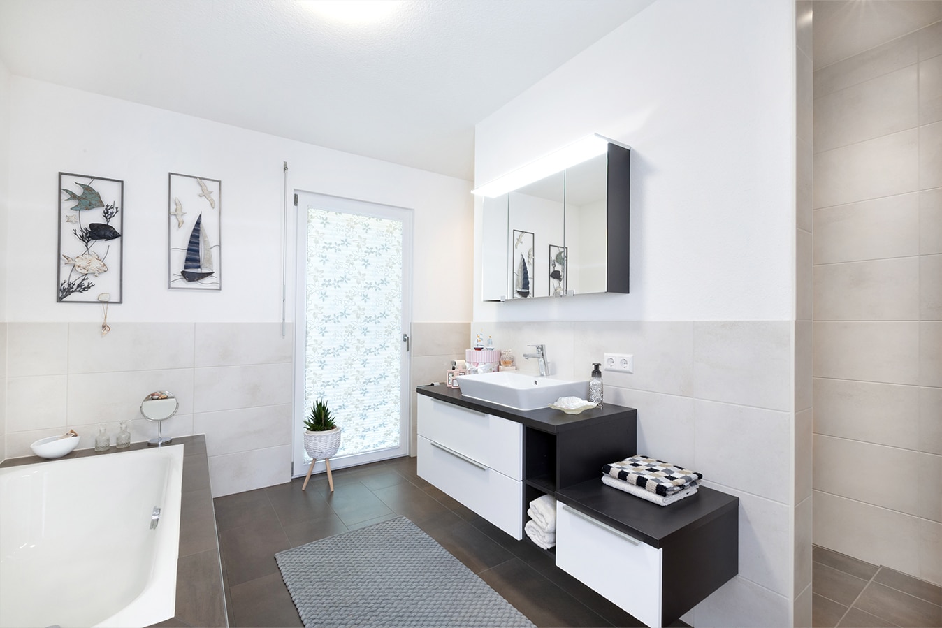 Walmdachbungalow-badezimmer-mit-t-schnitt-loesung
