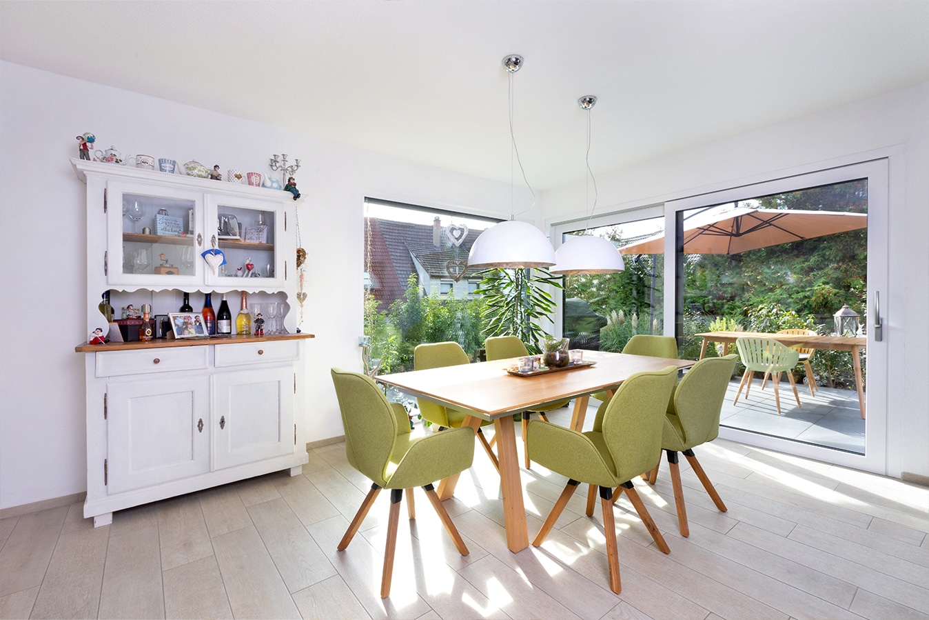 Walmdachbungalow-esszimmer-mit-angrenzender-terrasse