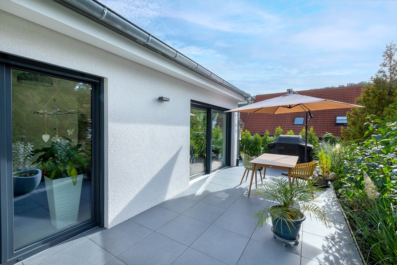 Walmdachbungalow-grosszuegige-terrasse