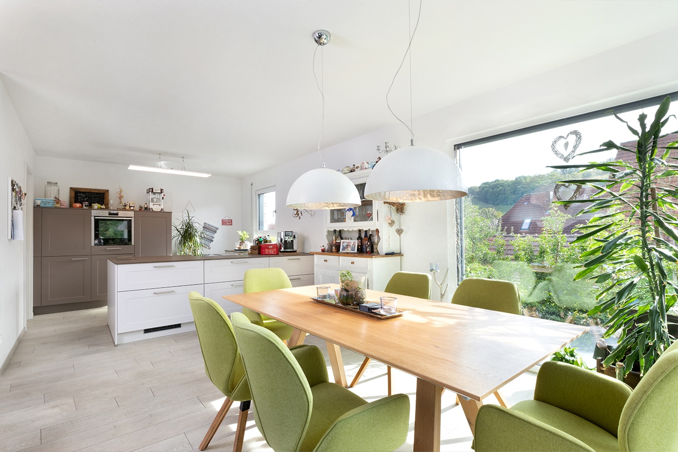 Walmdachbungalow-offene-kueche-in-L-schnitt
