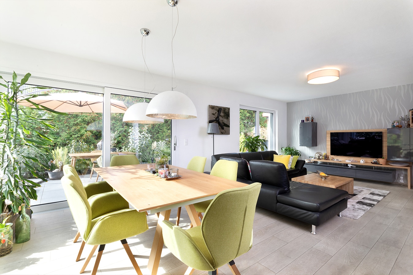 Walmdachbungalow-offener-wohn-essbereich