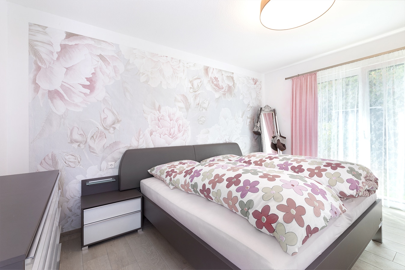 Walmdachbungalow-schlafzimmer-mit-wandtapete
