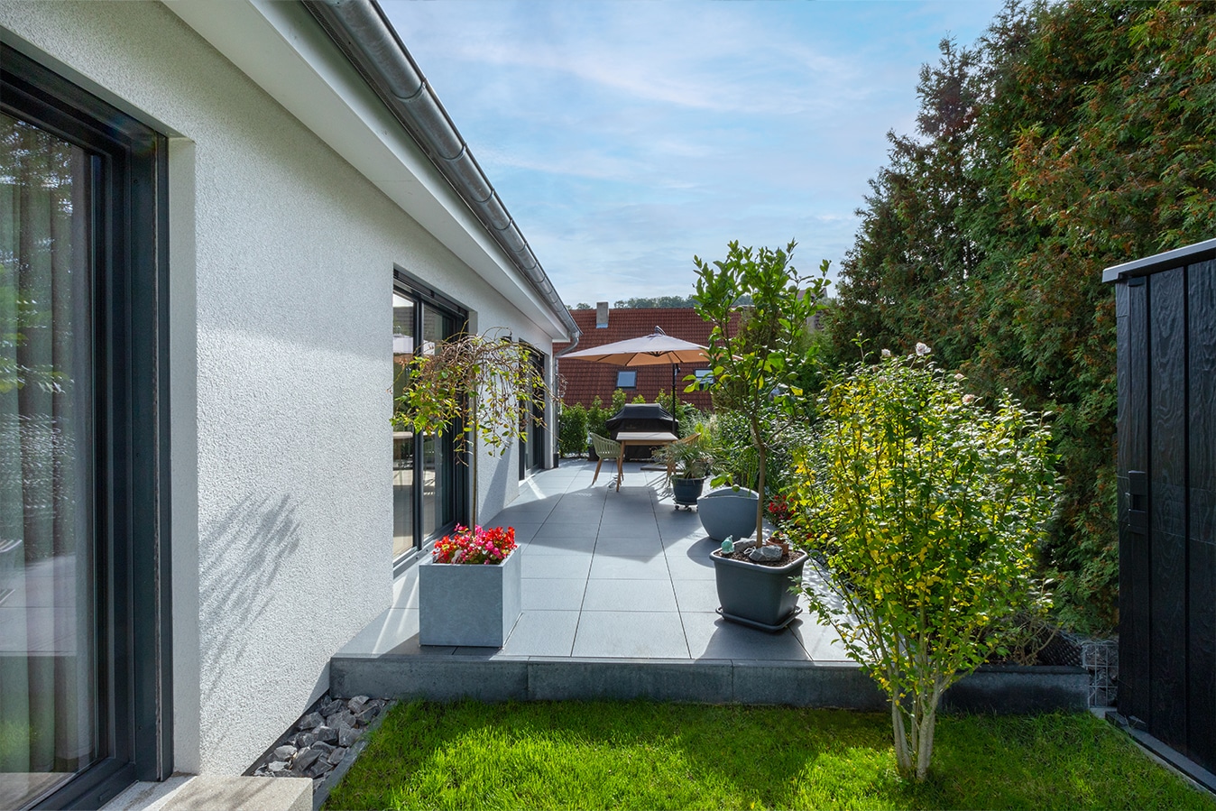 Walmdachbungalow-terrasse-mit-angrenzendem-garten
