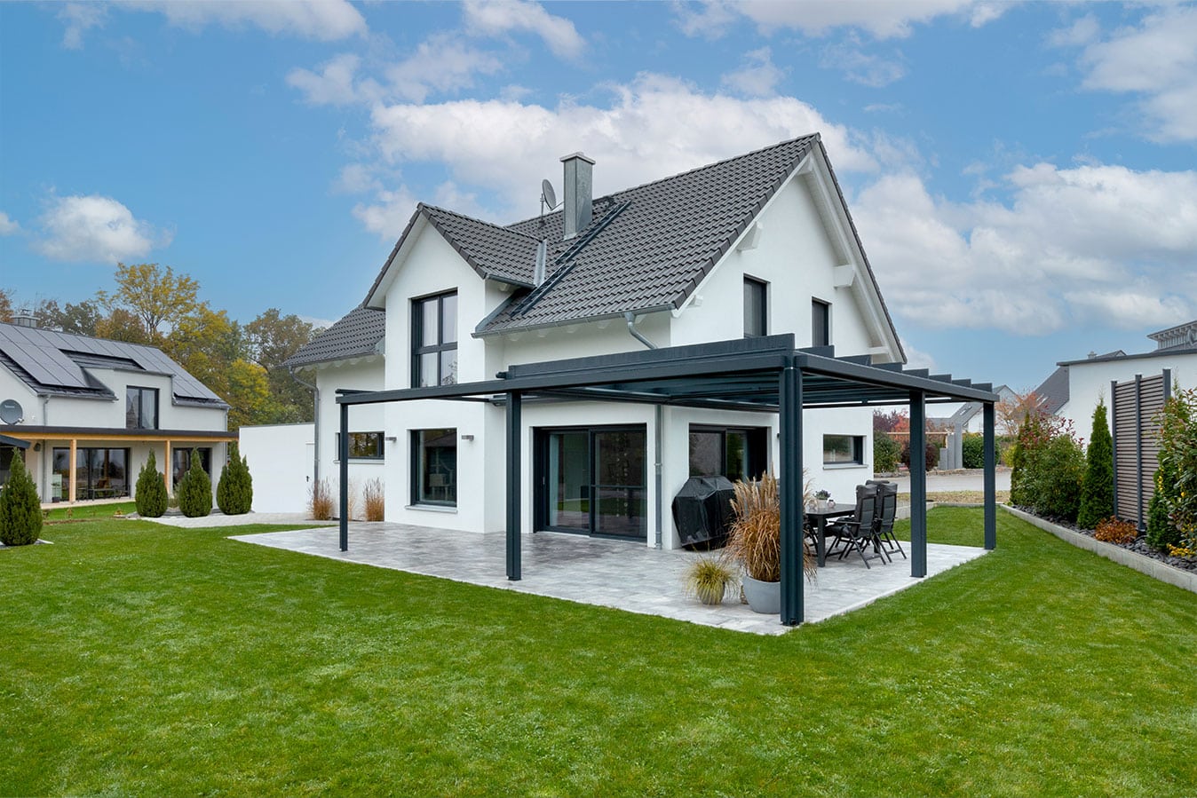 Einfamilienhaus-mit-doppelgarage-außenansicht-mit-großzuegigem-garten-und-terrasse