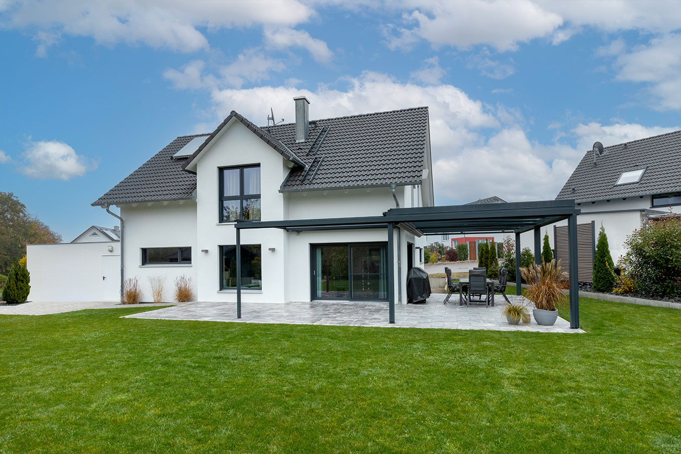 Einfamilienhaus-mit-doppelgarage-gartenansicht-mit-terrasse-und-pavillion