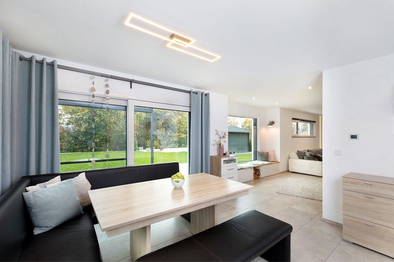 Einfamilienhaus-mit-doppelgarage-offener-wohn-essbereich-mit-Sitzecke