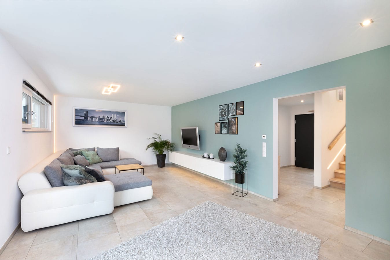 Einfamilienhaus-mit-doppelgarage-offener-wohn-essbereich-mit-gemuetlichem-sofa
