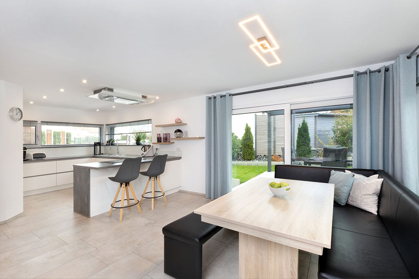 Einfamilienhaus-mit-doppelgarage-offener-wohn-essbereich-mit-terrassenzugang