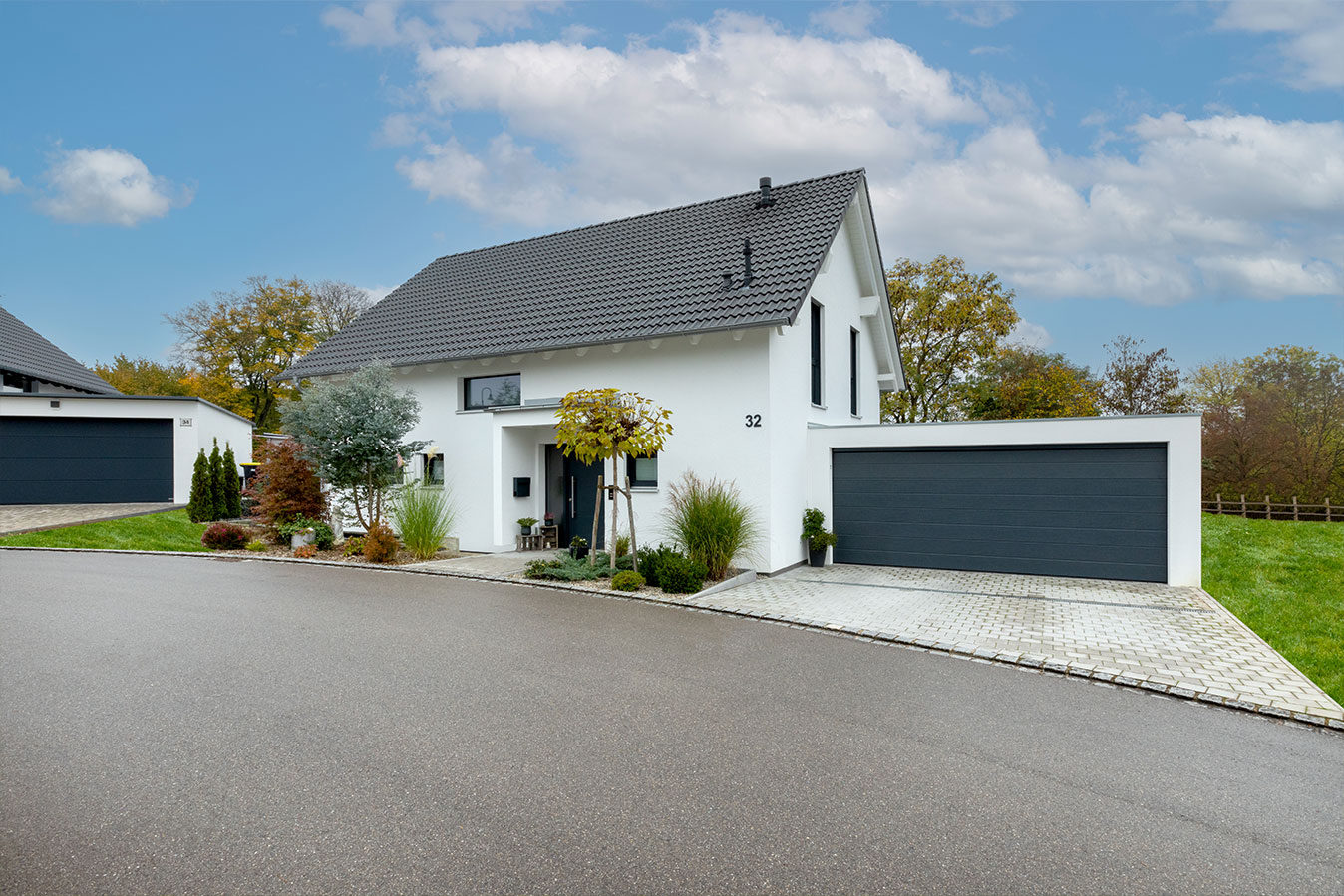 Einfamilienhaus-mit-doppelgarage-und-stellplaetzen