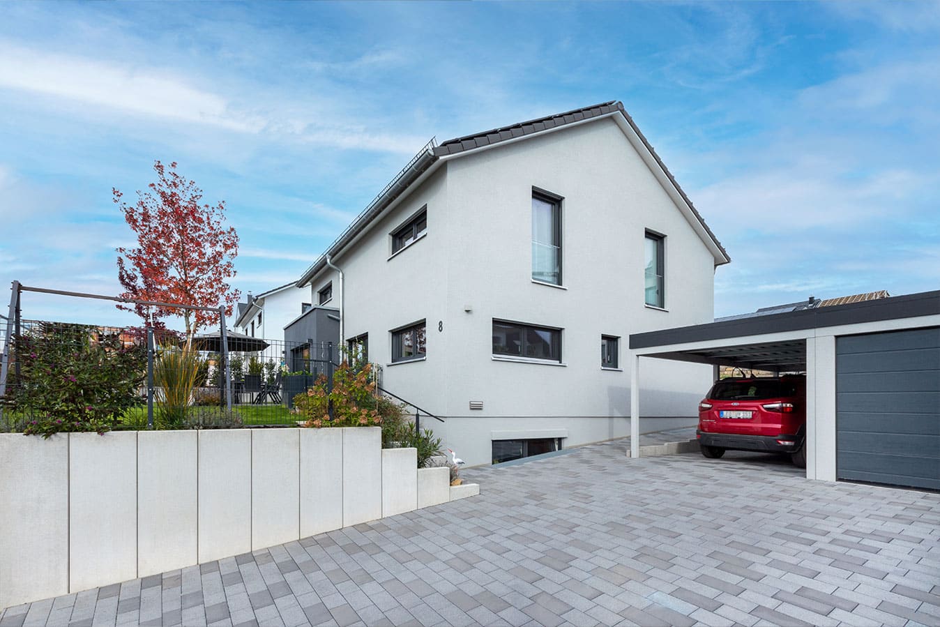 Freistehendes-einfamilienhaus-mit-satteldach-Garage-und-Carport