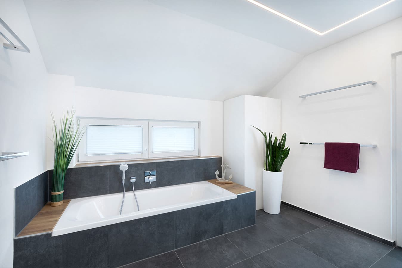 Freistehendes-einfamilienhaus-mit-satteldach-badezimmer-mit-badewanne