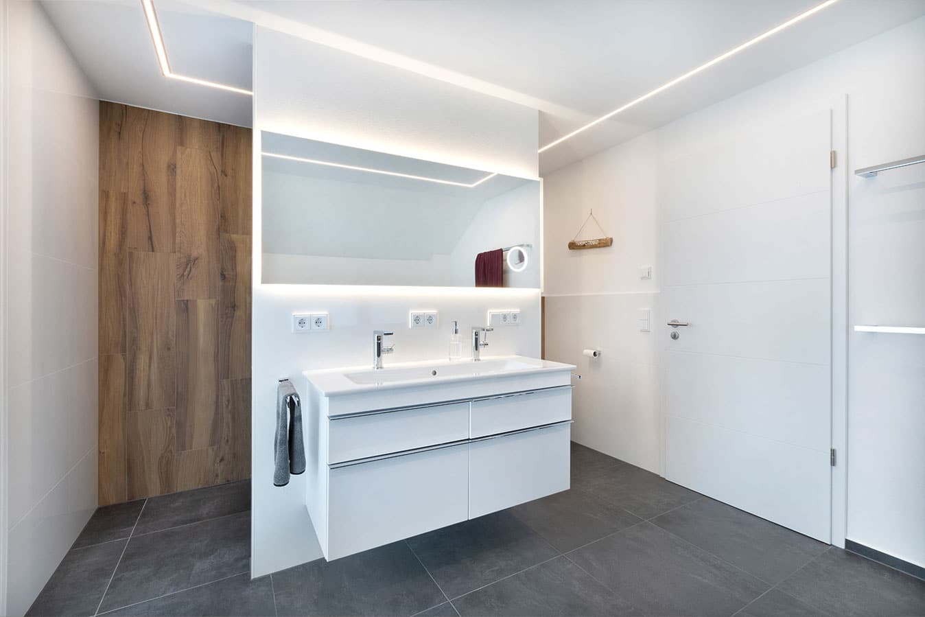 Freistehendes-einfamilienhaus-mit-satteldach-badezimmer-mit-t-schnitt-loesung