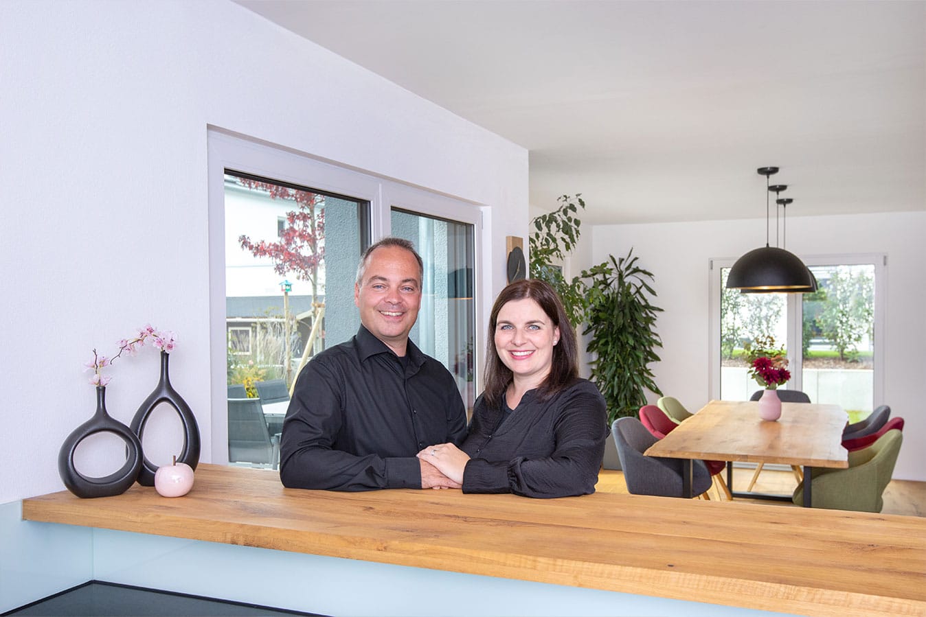 Freistehendes-einfamilienhaus-mit-satteldach-bauherren-an-kuechenzeile