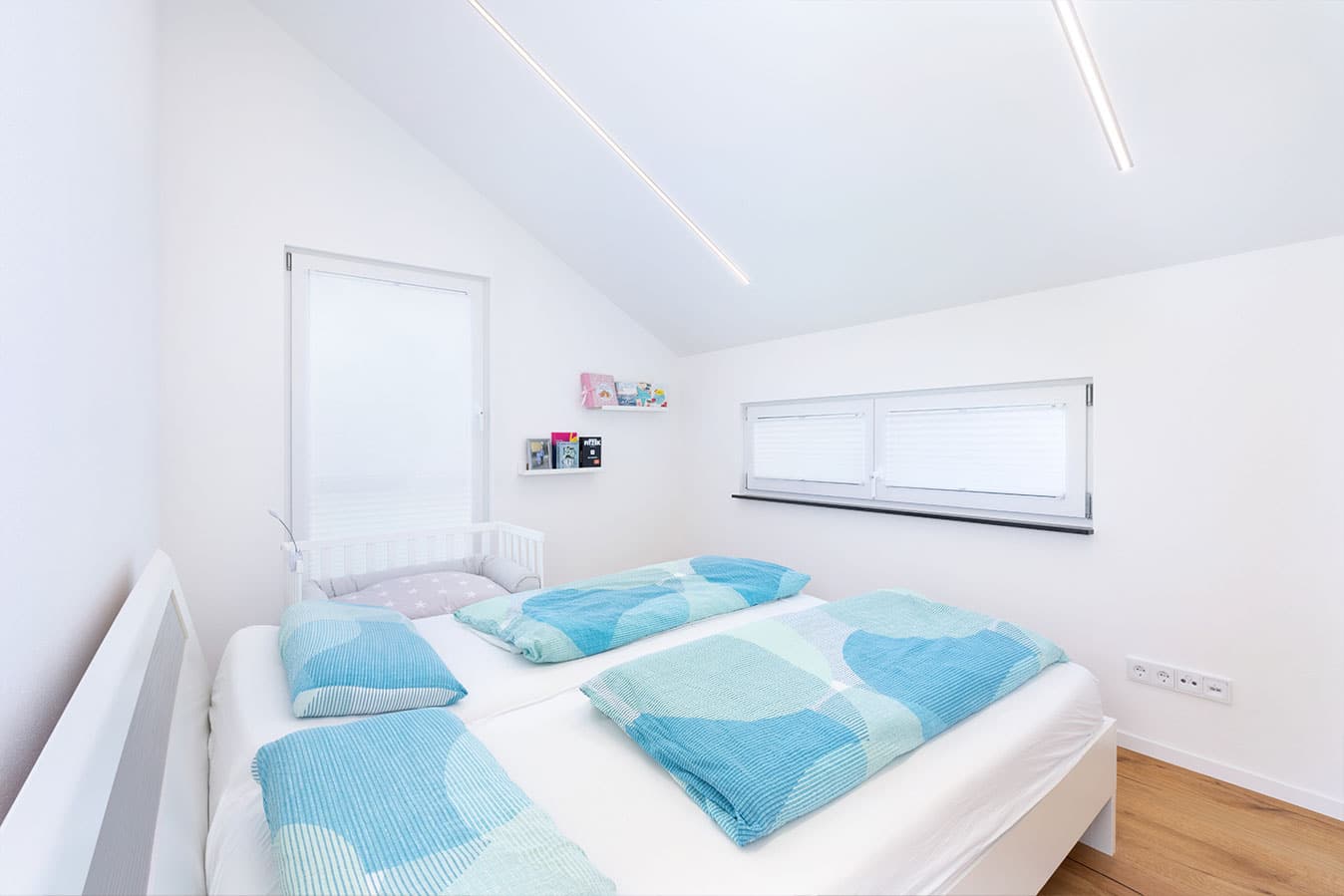 Freistehendes-einfamilienhaus-mit-satteldach-elternschlafzimmer-mit-offener-Decke
