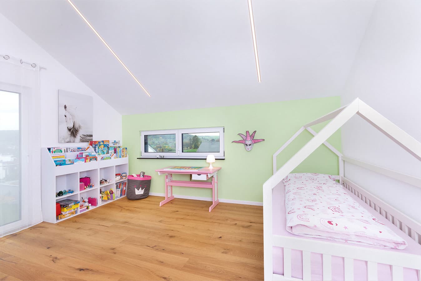 Freistehendes-einfamilienhaus-mit-satteldach-kinderzimmer-mit-himmelbett