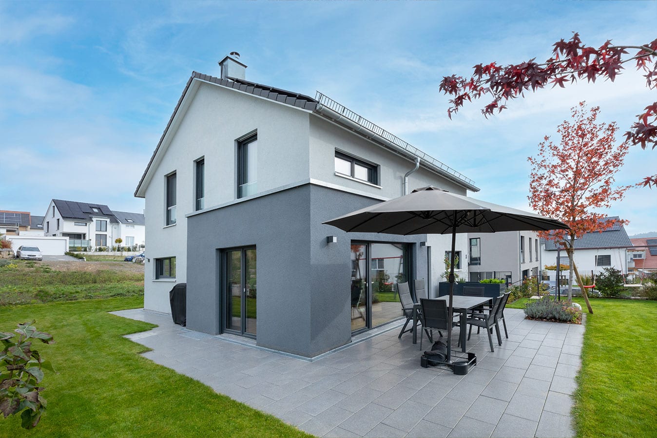 Freistehendes-einfamilienhaus-mit-satteldach-terrasse-und-garten
