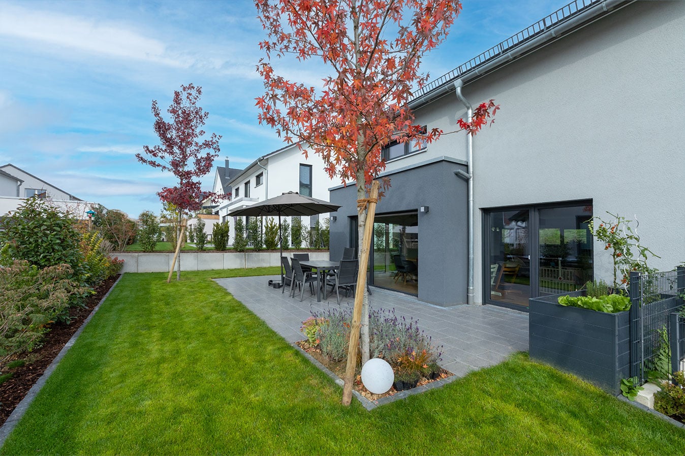 Freistehendes-einfamilienhaus-mit-satteldach-und-terrasse-sowie-garten