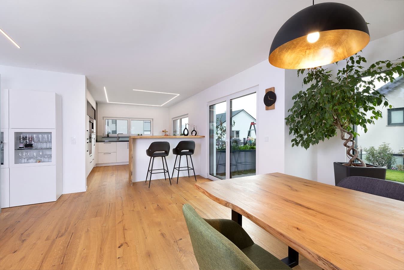 Freistehendes-einfamilienhaus-mit-satteldach-wohnzimmer-mit-esstisch-aus-holz