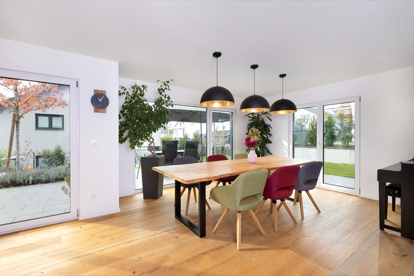 Freistehendes-einfamilienhaus-mit-satteldach-wohnzimmer-mit-terrasse-und-gartenzugang