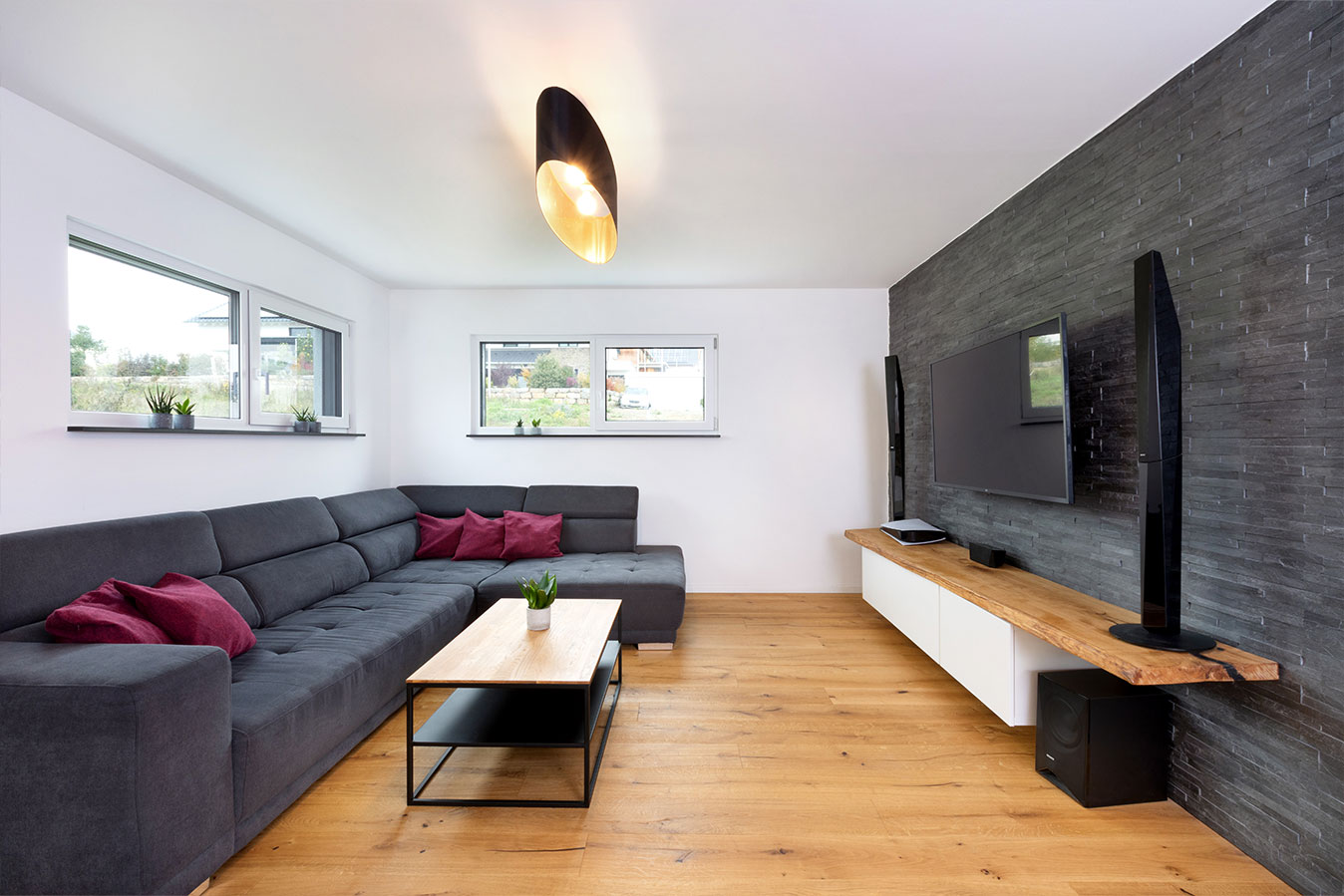Freistehendes-einfamilienhaus-mit-satteldach-wohnzimmer-schwarz-weiß-mit-holz