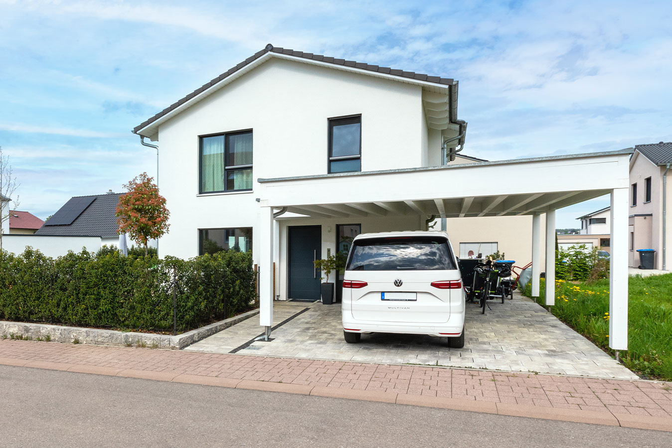 U304-Einfamilienhaus-außenansicht-carport-hasutuer