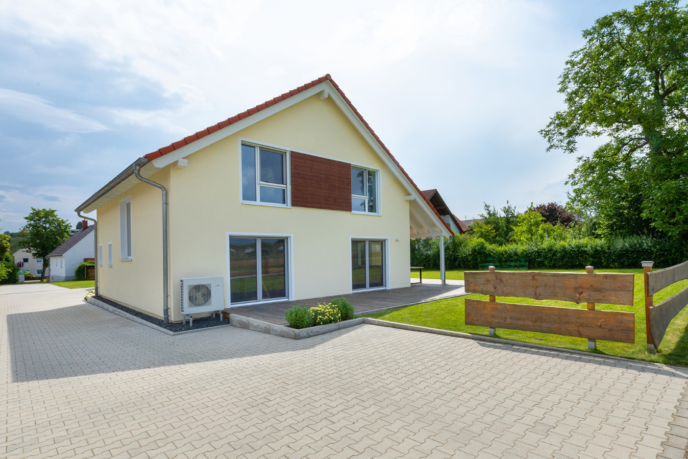 Charmantes Einfamilienhaus mit ländlichem Flair - Aussen 02